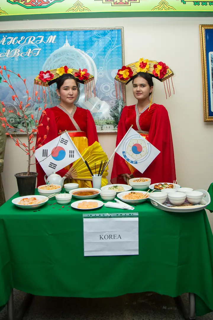 Şanly Bitaraplygymyzyň 30 ýyllygy mynasybetli orta hünär mekdebimizde daşary ýurt dillerinde aýdym-sazly baýramçylyk çäresi geçirildi