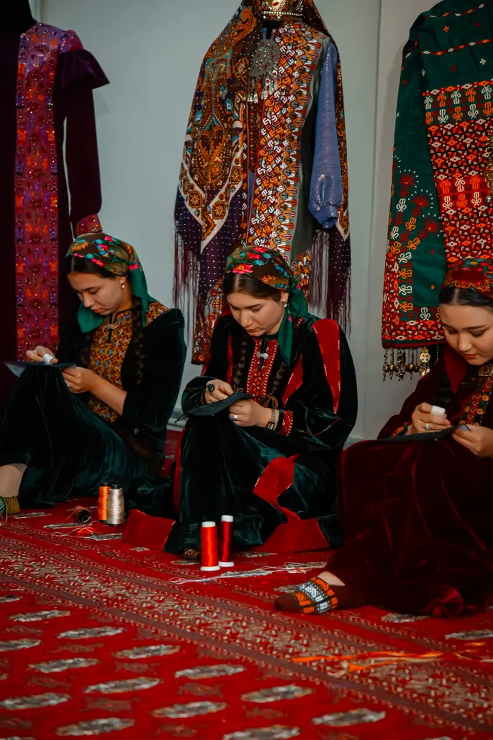 Mehanika-tehnologiki orta hünär okuw mekdebinde talyp zenanlaryň arasynda okuw mekdebiň Zenanlar guramasynyň guramagynda «Ýürekleri hyjywly, elleri hünärli, ýaşlar» atly bäsleşik we aýdym-sazly çäre geçirildi.